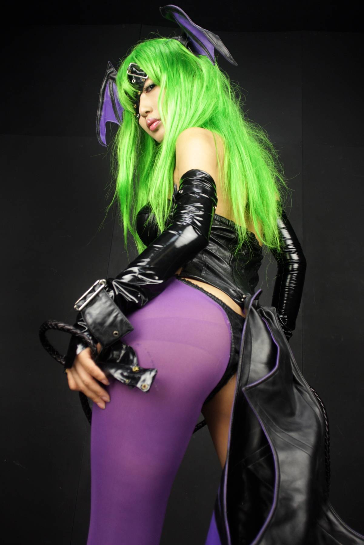 [Cosplay]  Darkstalkers  Morrigan with great body in latex